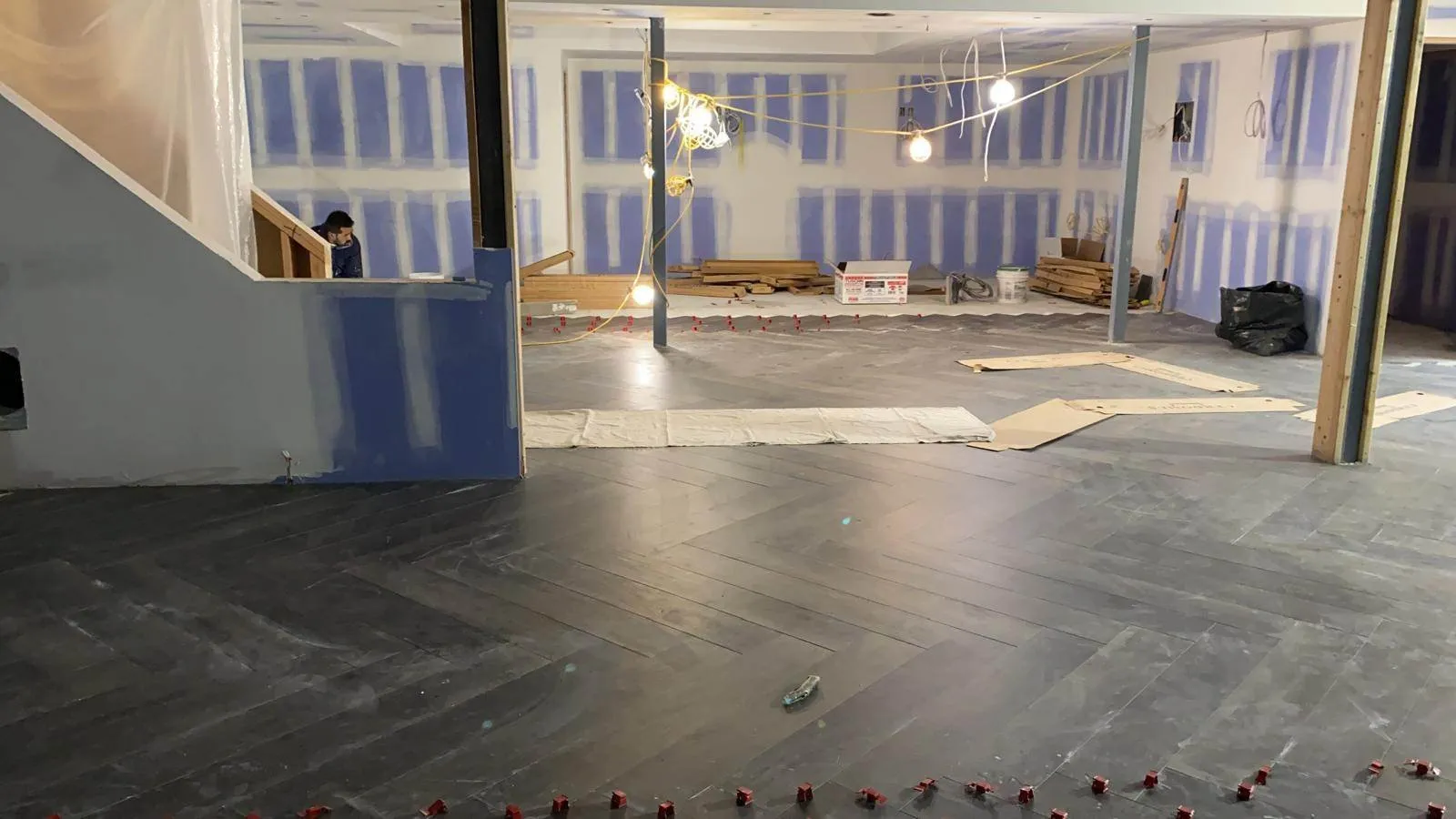 Interior abierto con piso oscuro nuevo durante la remodelación de una casa